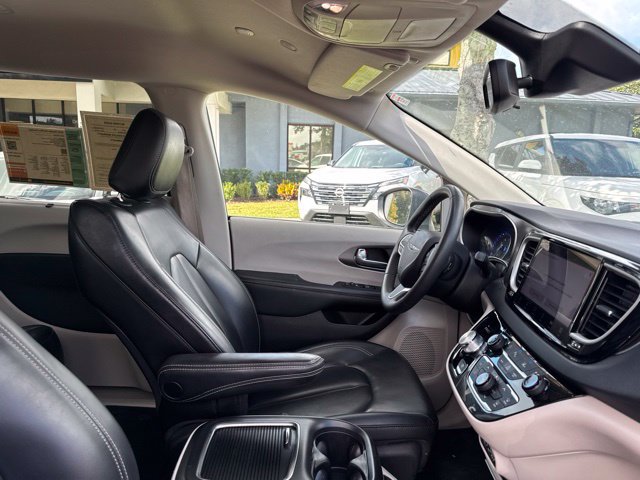 Used 2023 Chrysler Pacifica Touring-L FWD image 9