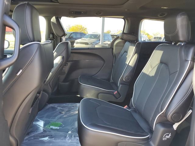 New 2026 Chrysler Pacifica Limited w/ Trailer Tow Group image 12