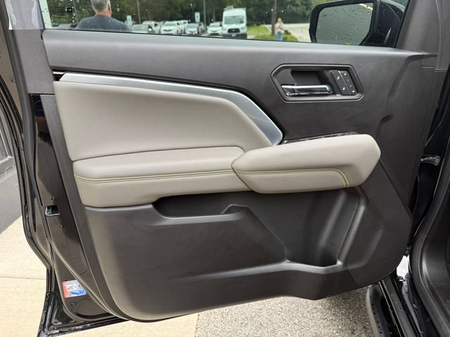 Used 2026 Chevrolet Colorado ZR2 w/ Technology Package AWD/4WD image 9