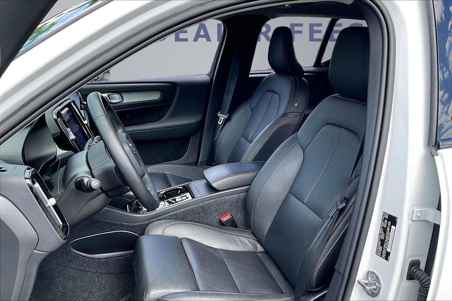 Used 2024 Volvo XC40 B5 Plus image 21