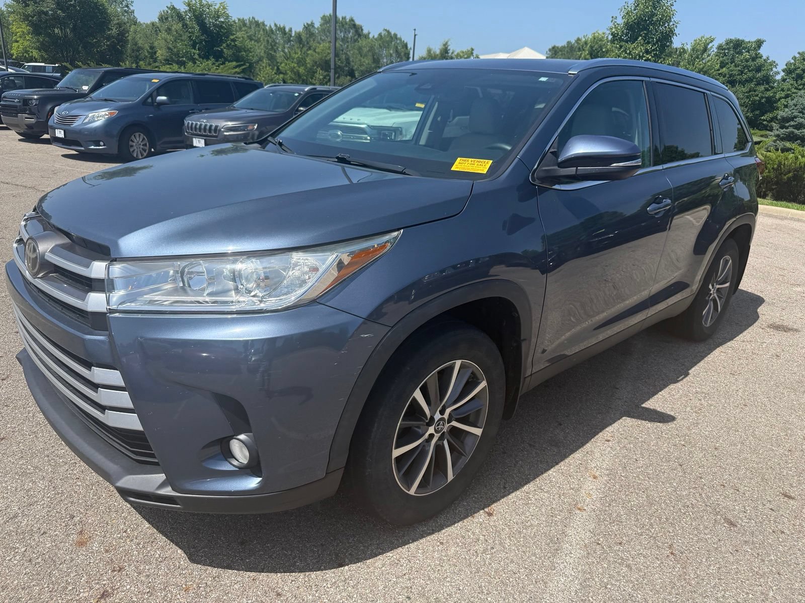 Used 2019 Toyota Highlander XLE AWD/4WD video 1