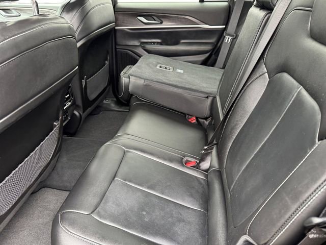 Used 2023 Jeep Grand Cherokee Limited w/ Black Appearance Package AWD/4WD image 15