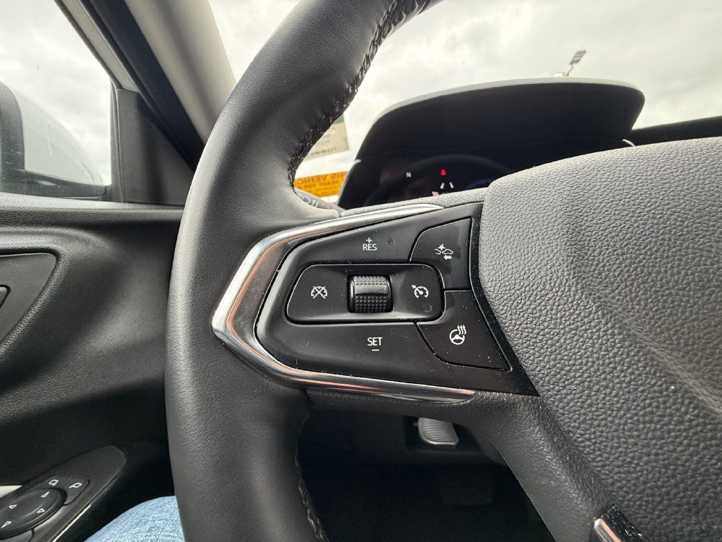 Used 2025 Chevrolet Trax LT w/ LT Convenience Package FWD image 16