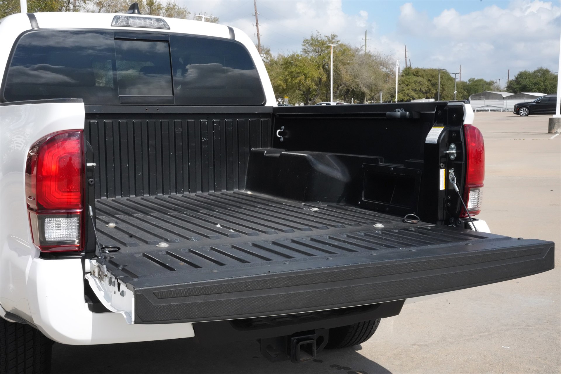 Used 2022 Toyota Tacoma SR5 w/ Technology Package image 23