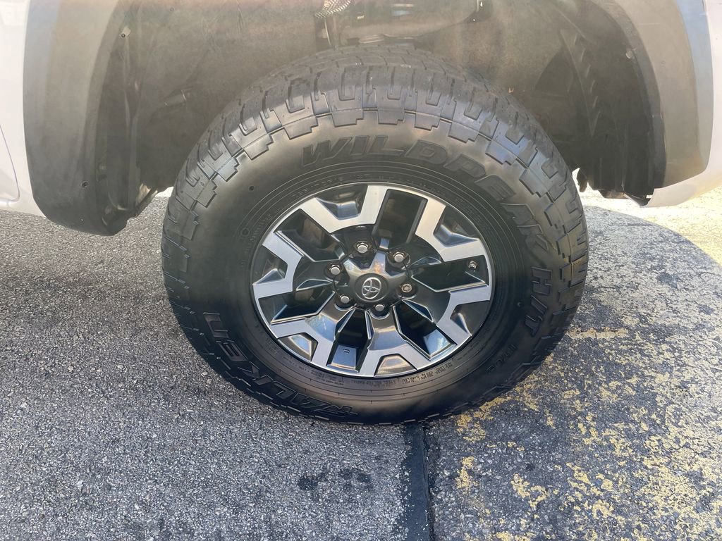 Used 2020 Toyota Tacoma TRD Off-Road AWD/4WD image 11