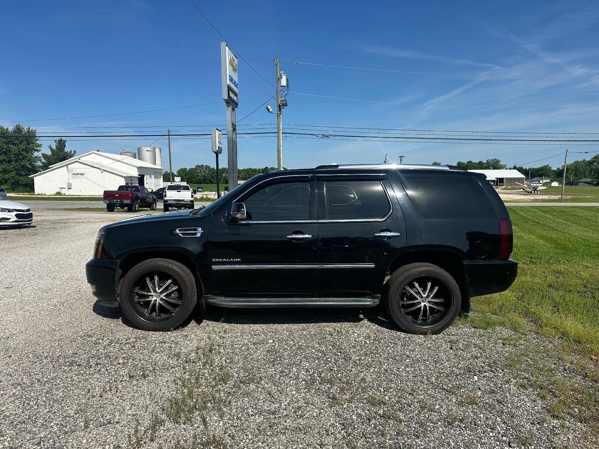 Used 2011 Cadillac Escalade Luxury AWD/4WD image 4
