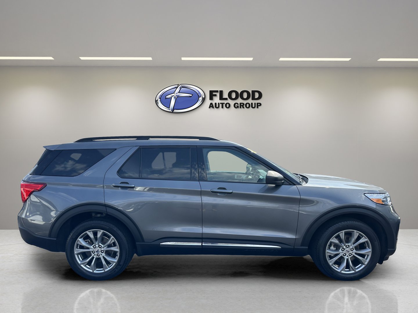 Certified 2022 Ford Explorer XLT w/ Equipment Group 202A image 4