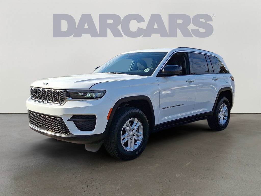 Used 2023 Jeep Grand Cherokee Laredo image 3