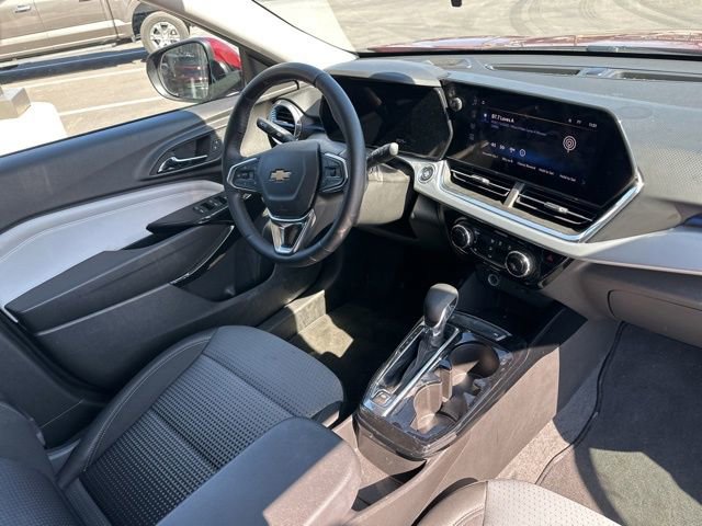 Used 2025 Chevrolet Trax LT w/ LT Convenience Package image 27