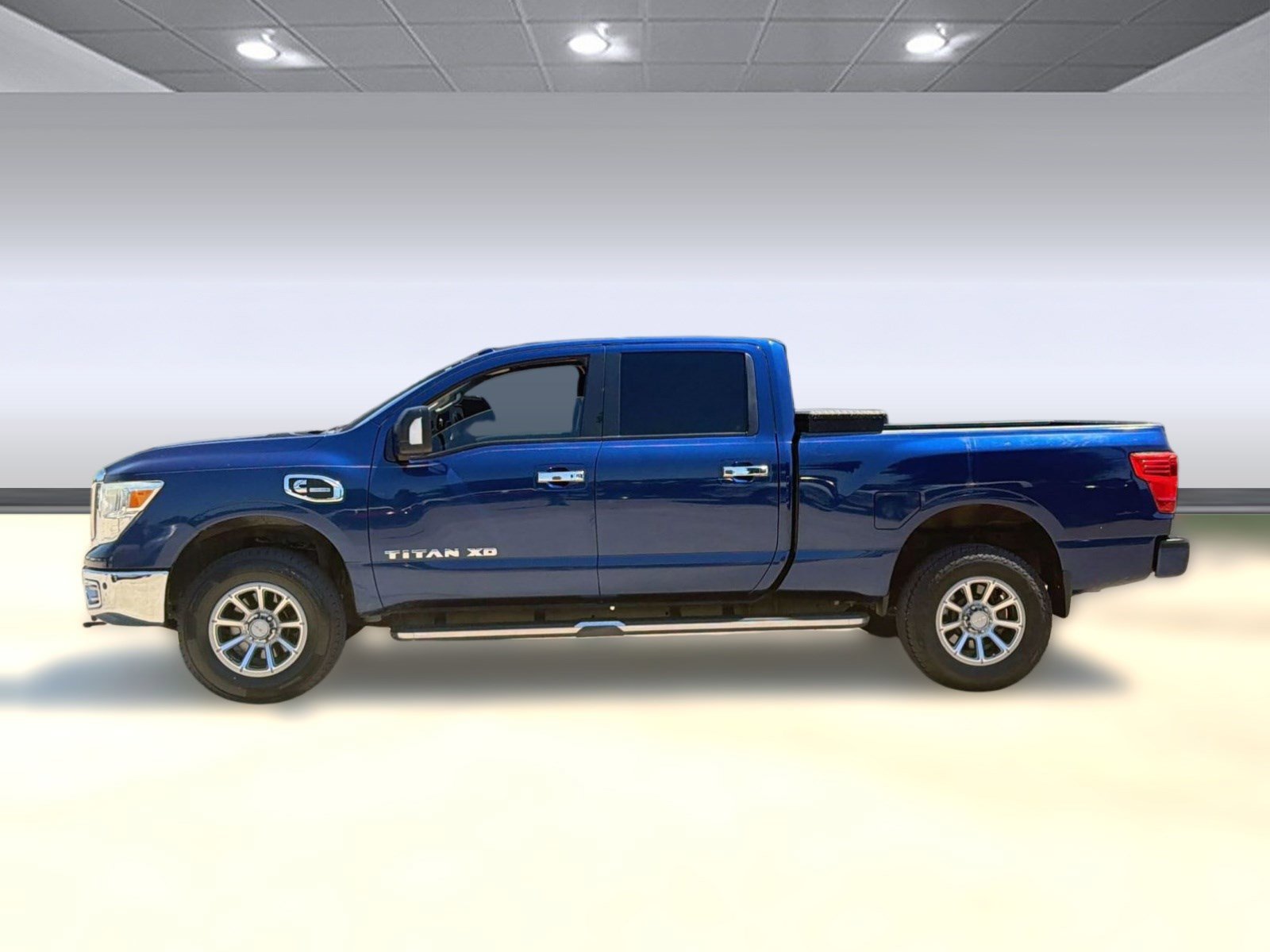 Used 2017 Nissan Titan SV RWD image 2