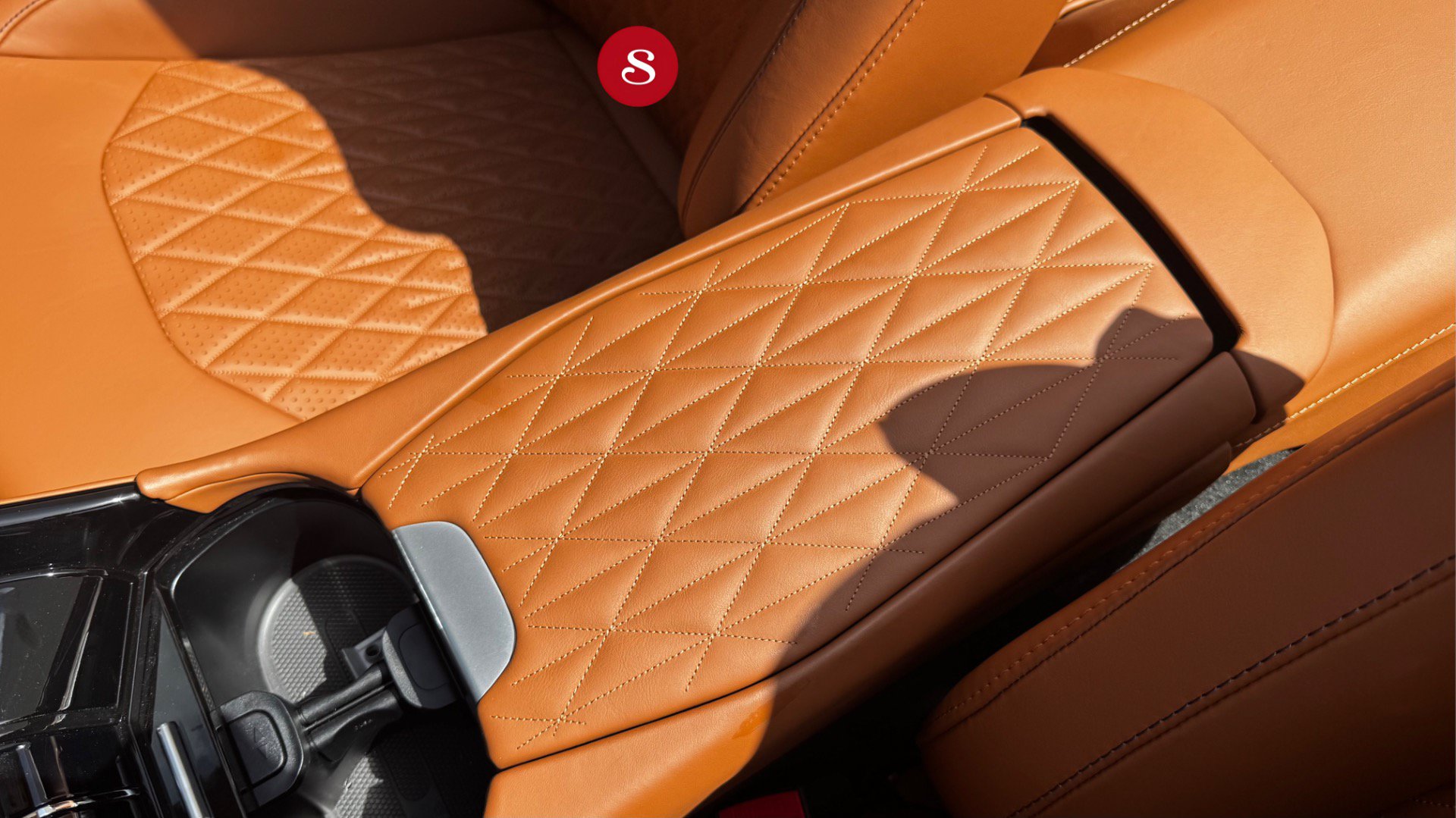 Used 2025 Aston Martin DB12 Convertible RWD image 19