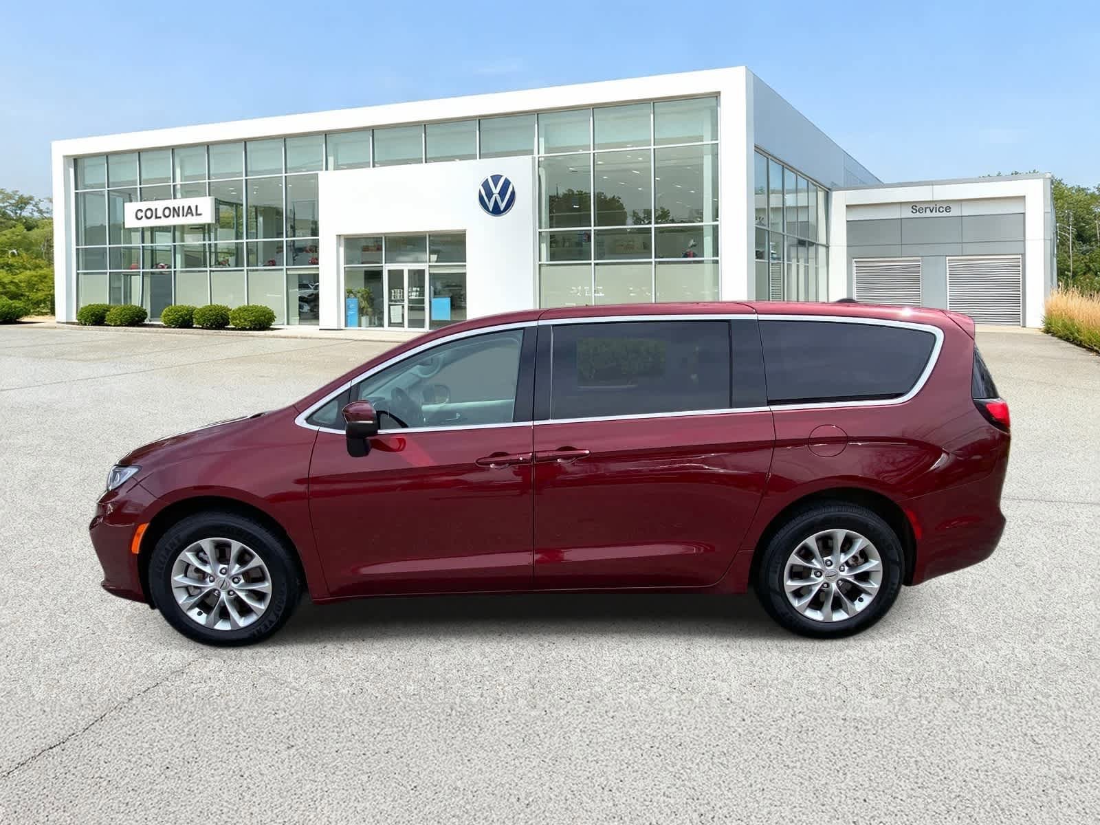 Used 2023 Chrysler Pacifica Touring-L AWD/4WD image 2