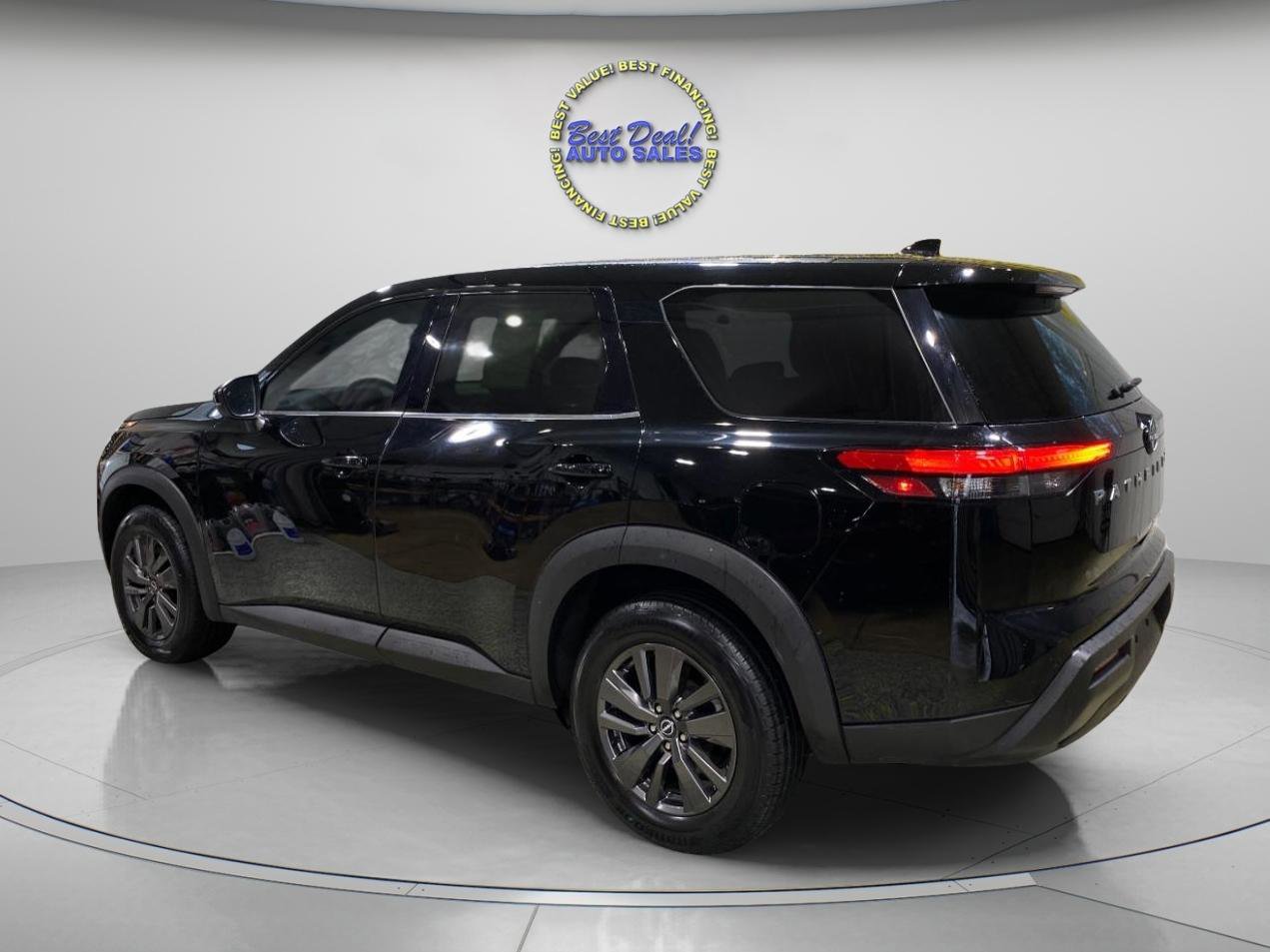 Used 2022 Nissan Pathfinder S image 2