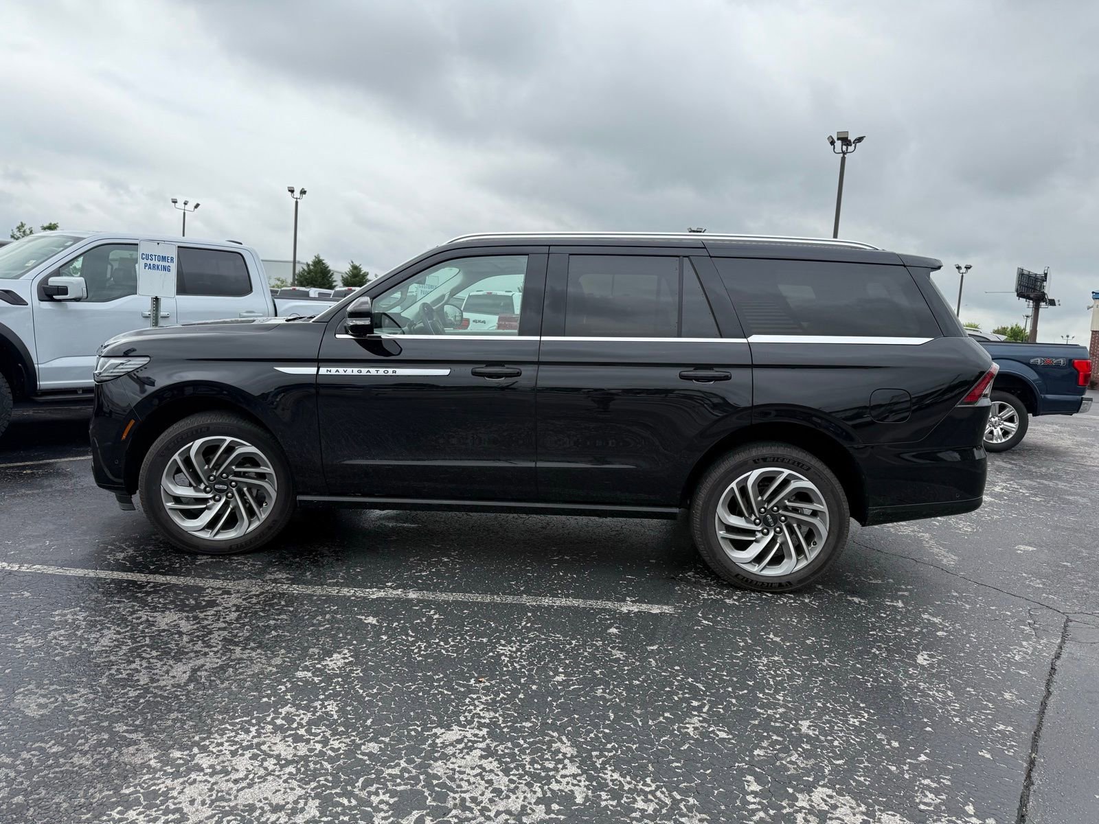 Used 2025 Lincoln Navigator Reserve AWD/4WD image 2