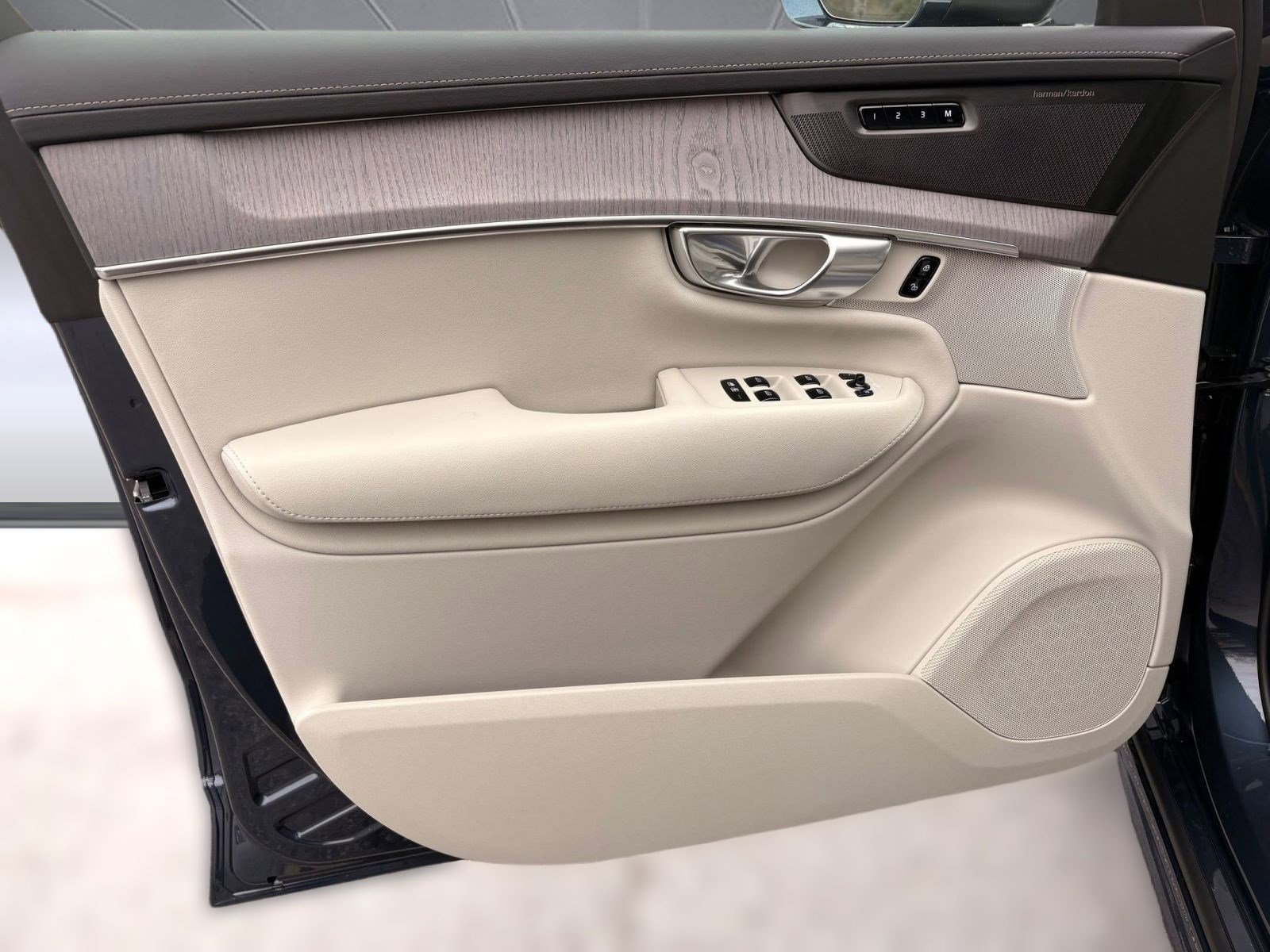 New 2026 Volvo XC90 B6 Ultra w/ Protection Package image 21