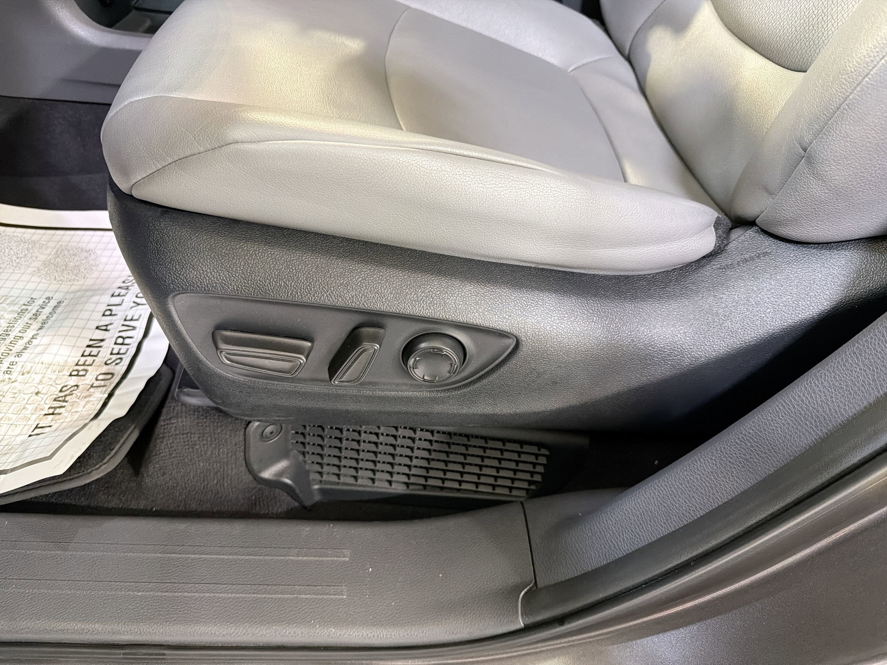 Used 2023 Toyota Sienna XLE image 11