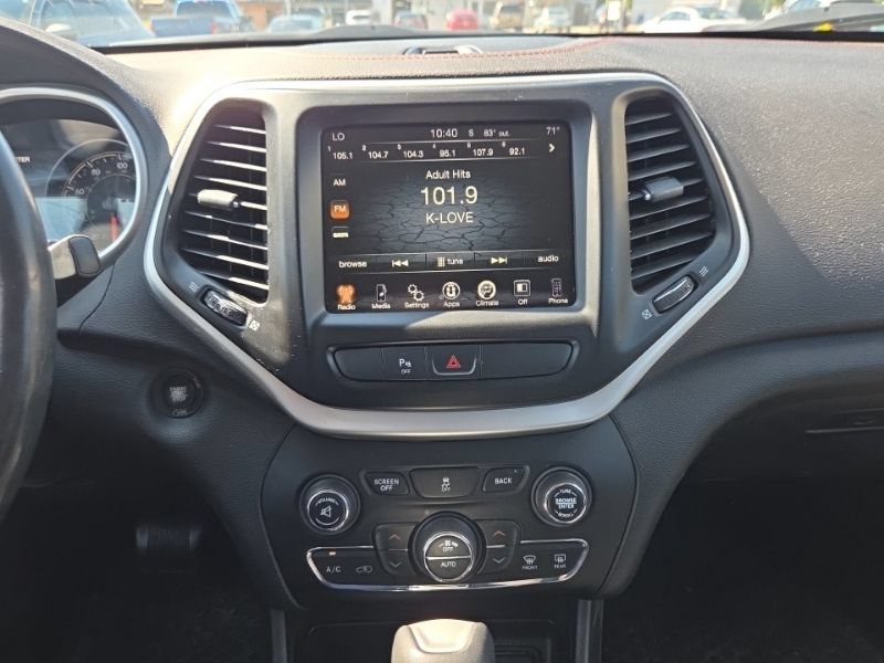 Used 2018 Jeep Cherokee Trailhawk AWD/4WD image 13