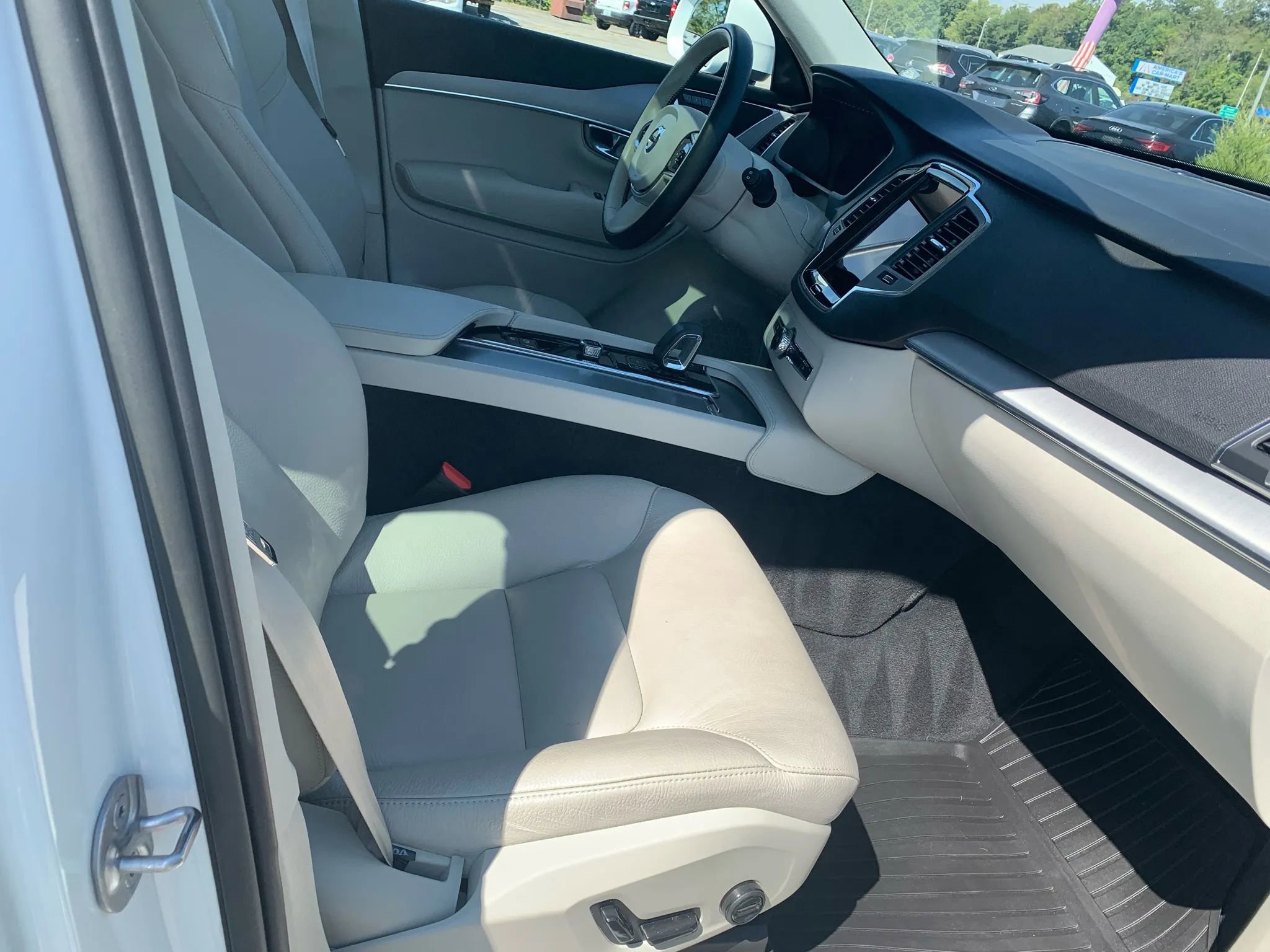 Used 2023 Volvo XC90 B5 Core w/ Protection Package Premier image 11