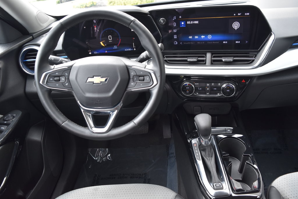 Used 2025 Chevrolet Trax LT w/ LT Convenience Package FWD image 12