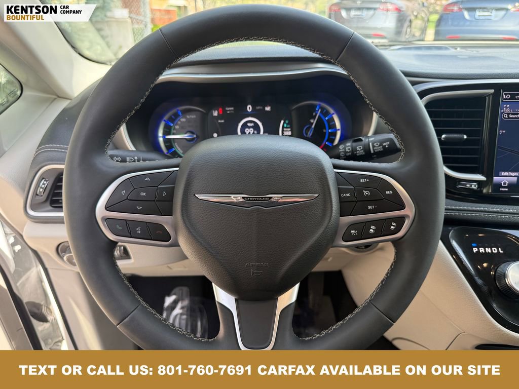 Used 2024 Chrysler Pacifica Select image 17