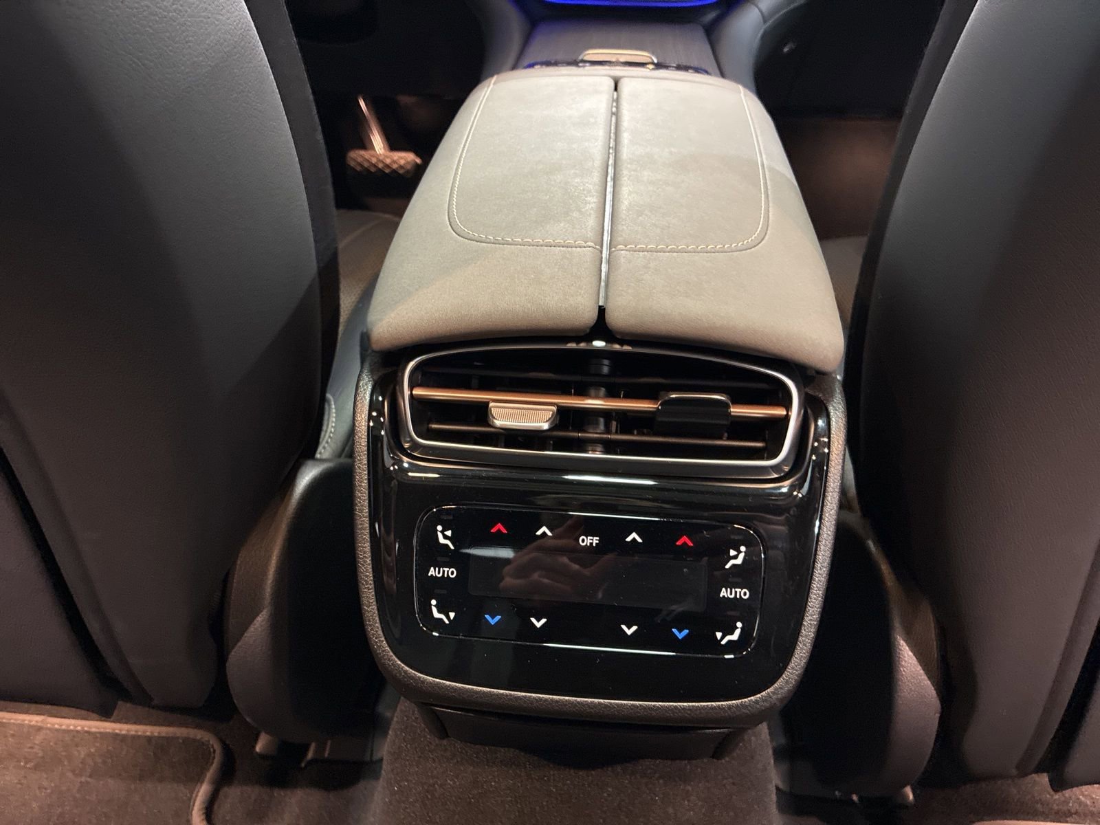 Used 2023 Mercedes-Benz EQS 580 4MATIC Sedan w/ Exclusive Trim Package image 31