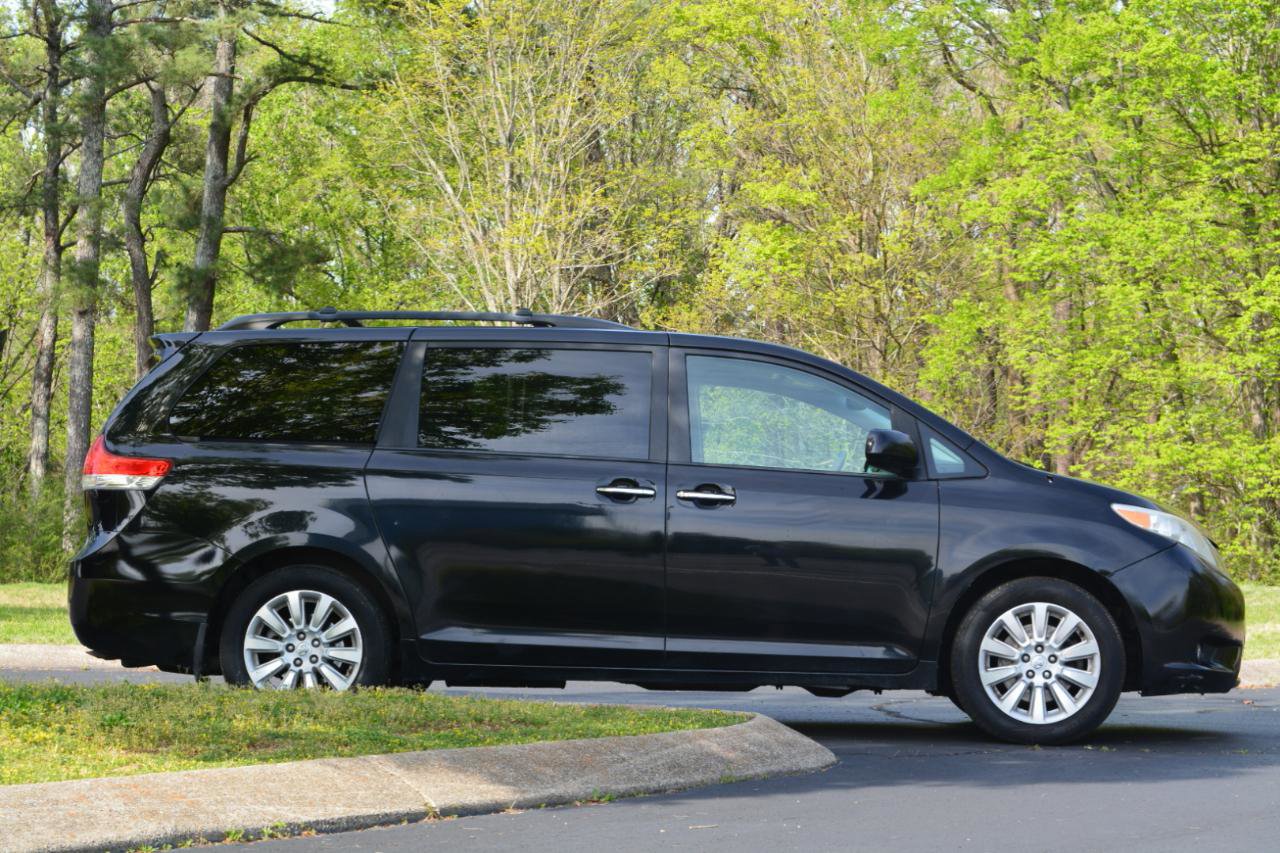 Used 2014 Toyota Sienna XLE w/ Entertainment Package image 4