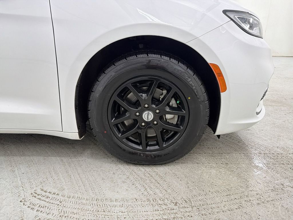 Used 2022 Chrysler Pacifica Touring-L image 14
