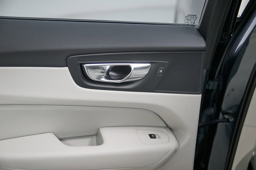 Certified 2025 Volvo XC60 B5 Plus w/ Protection Package Premier image 18
