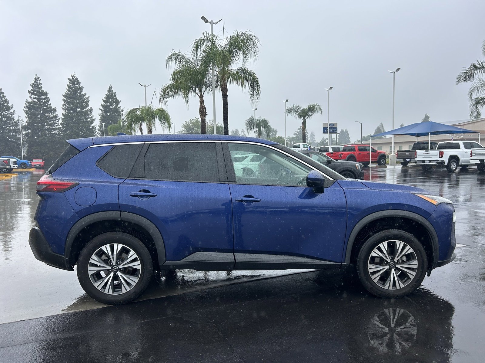 Used 2022 Nissan Rogue SV image 4