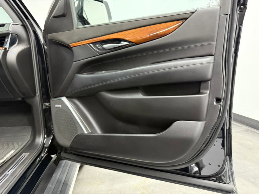 Used 2015 Cadillac Escalade Premium image 28