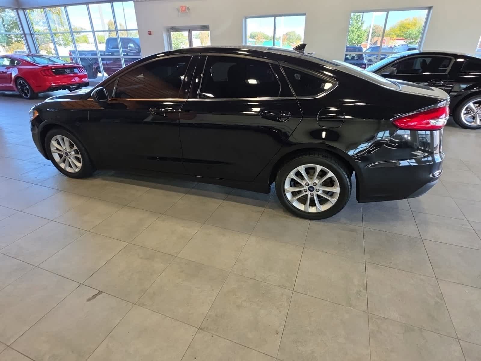 Used 2020 Ford Fusion SE FWD image 11
