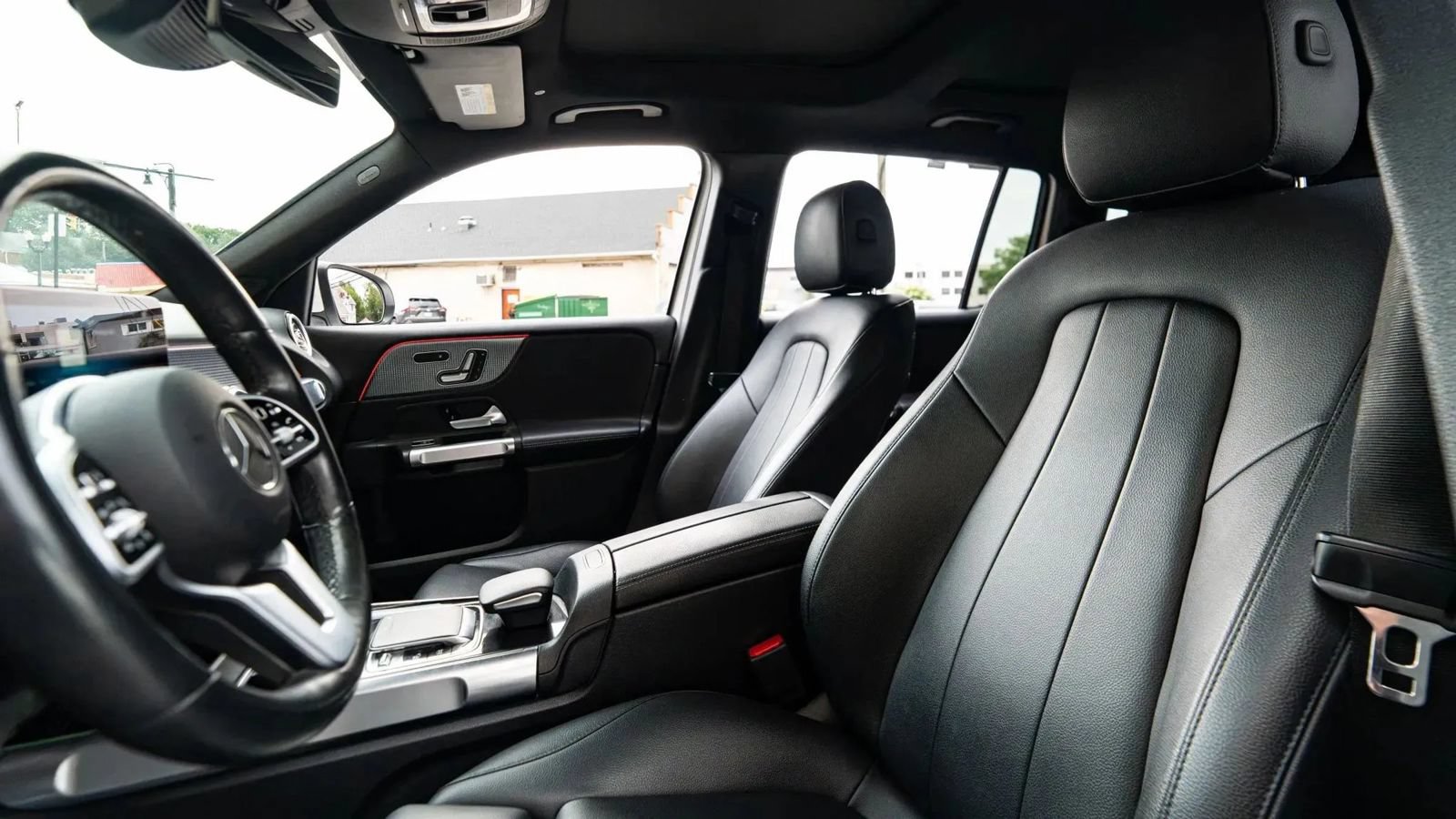 Used 2020 Mercedes-Benz GLB 250 4MATIC w/ Premium Package image 32