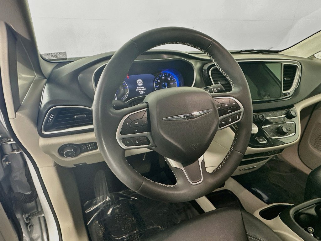 Certified 2024 Chrysler Pacifica Touring-L FWD image 18
