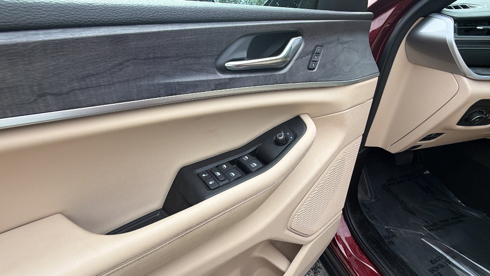 Used 2024 Jeep Grand Cherokee L Limited w/ Black Appearance Package image 15