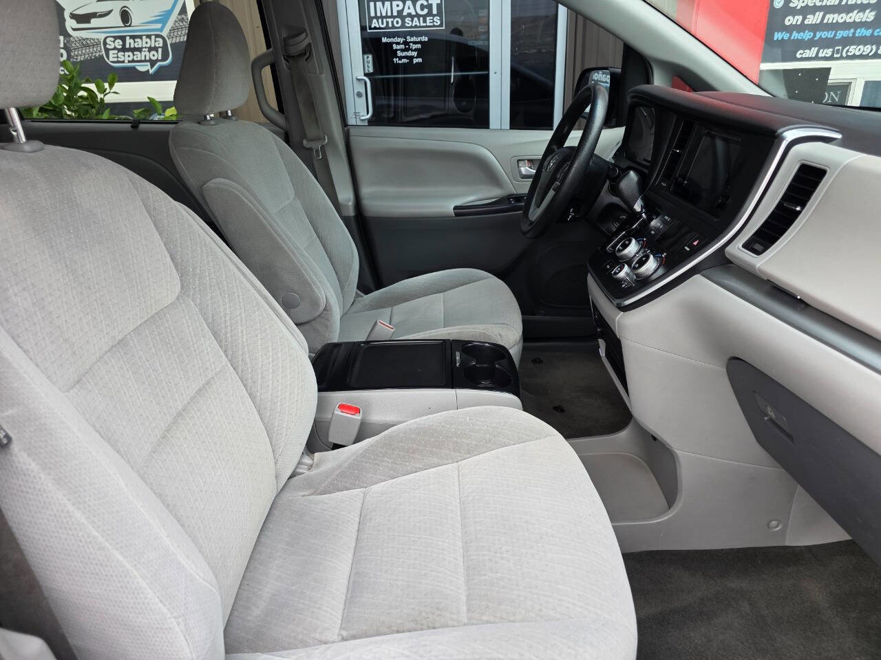Used 2015 Toyota Sienna LE image 3
