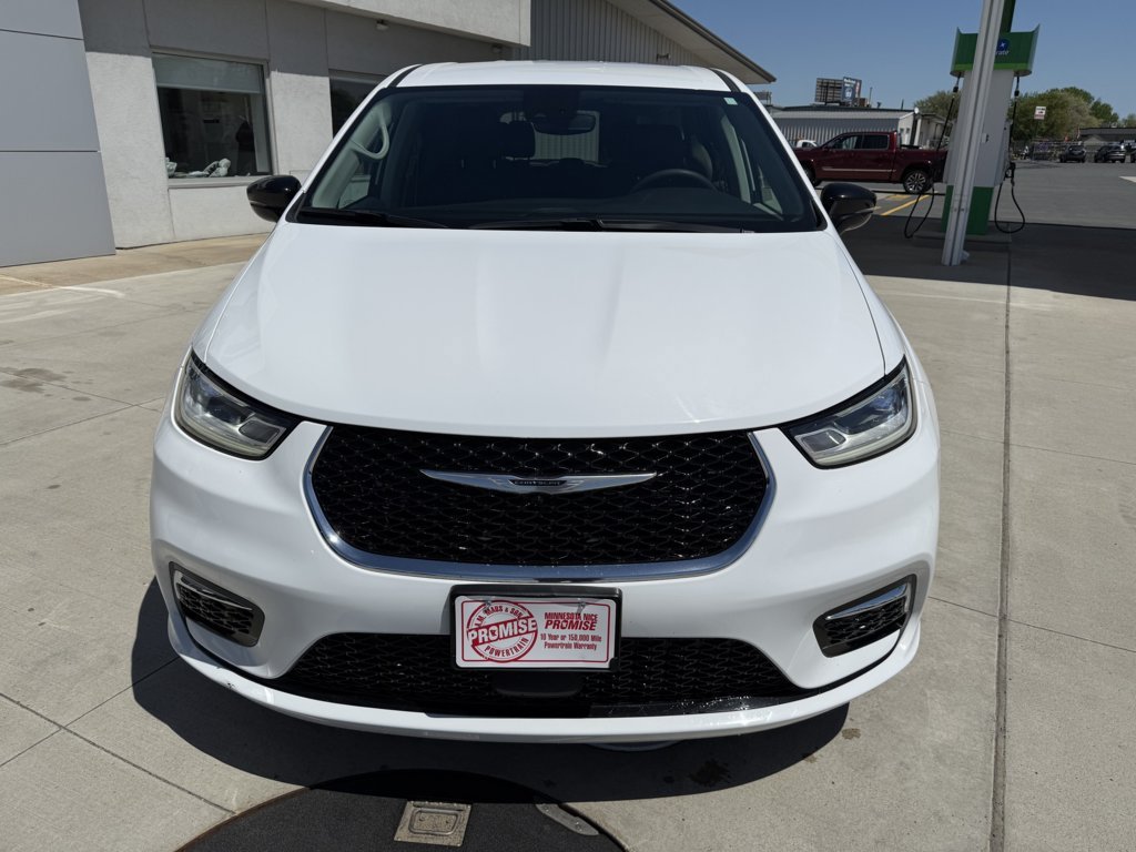Used 2024 Chrysler Pacifica Touring-L FWD image 3