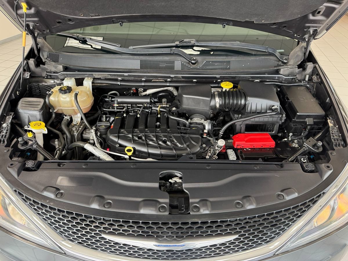 Used 2018 Chrysler Pacifica Touring-L FWD image 65