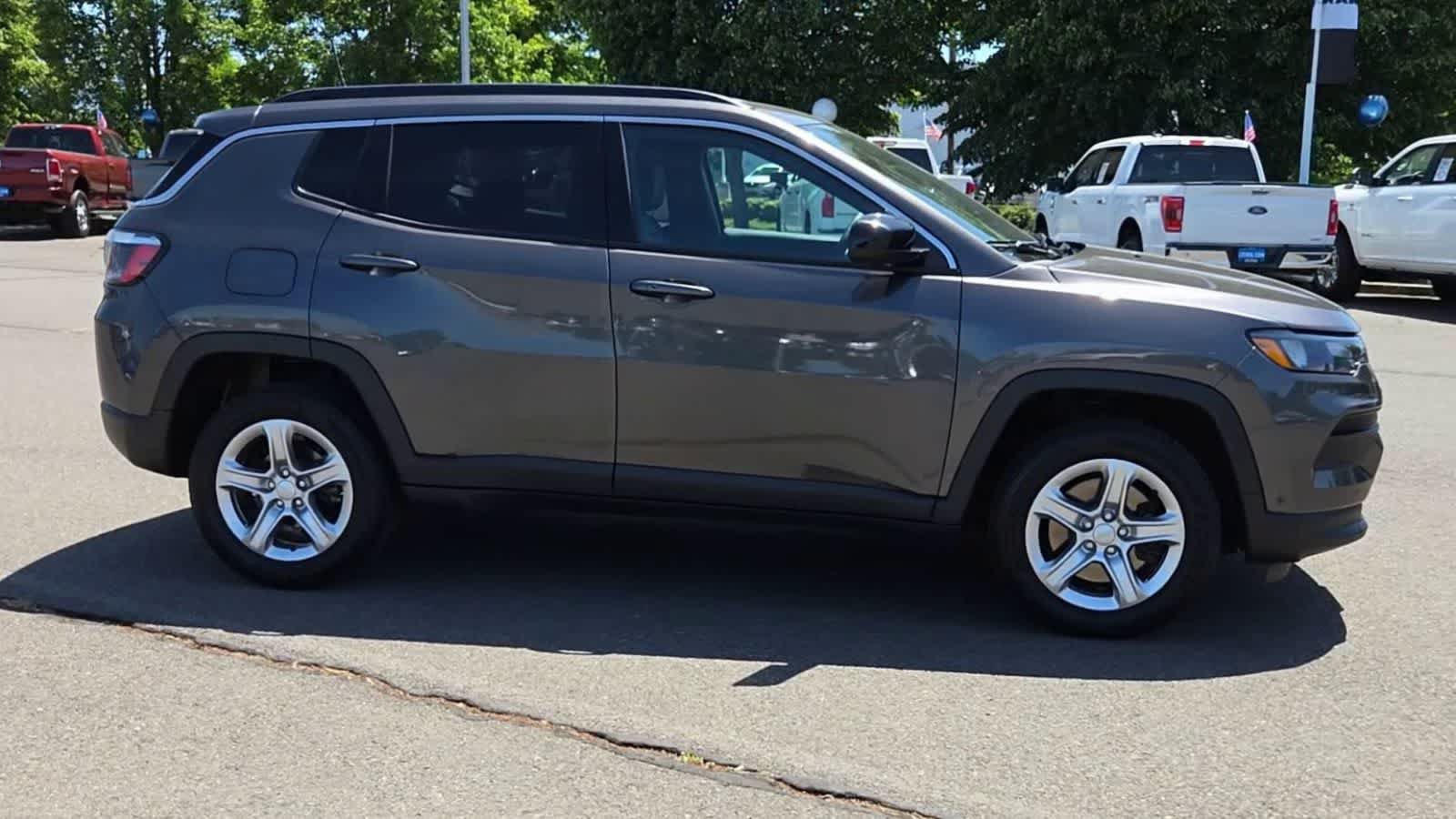 Used 2023 Jeep Compass Latitude w/ Convenience Group AWD/4WD image 9