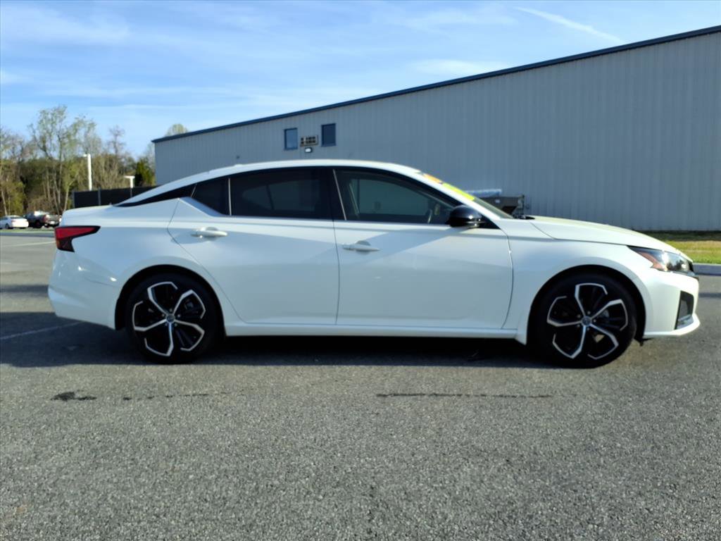 Used 2023 Nissan Altima 2.5 SR w/ SR Premium Package image 3