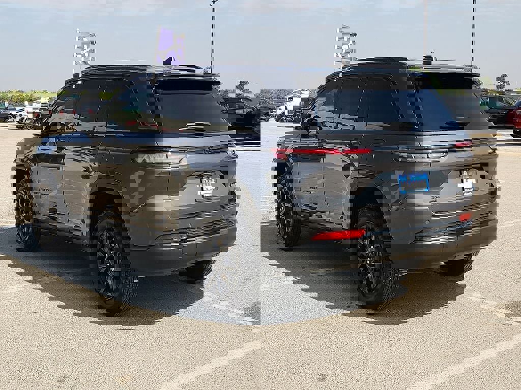 Used 2025 Jeep Grand Cherokee Altitude AWD/4WD image 3