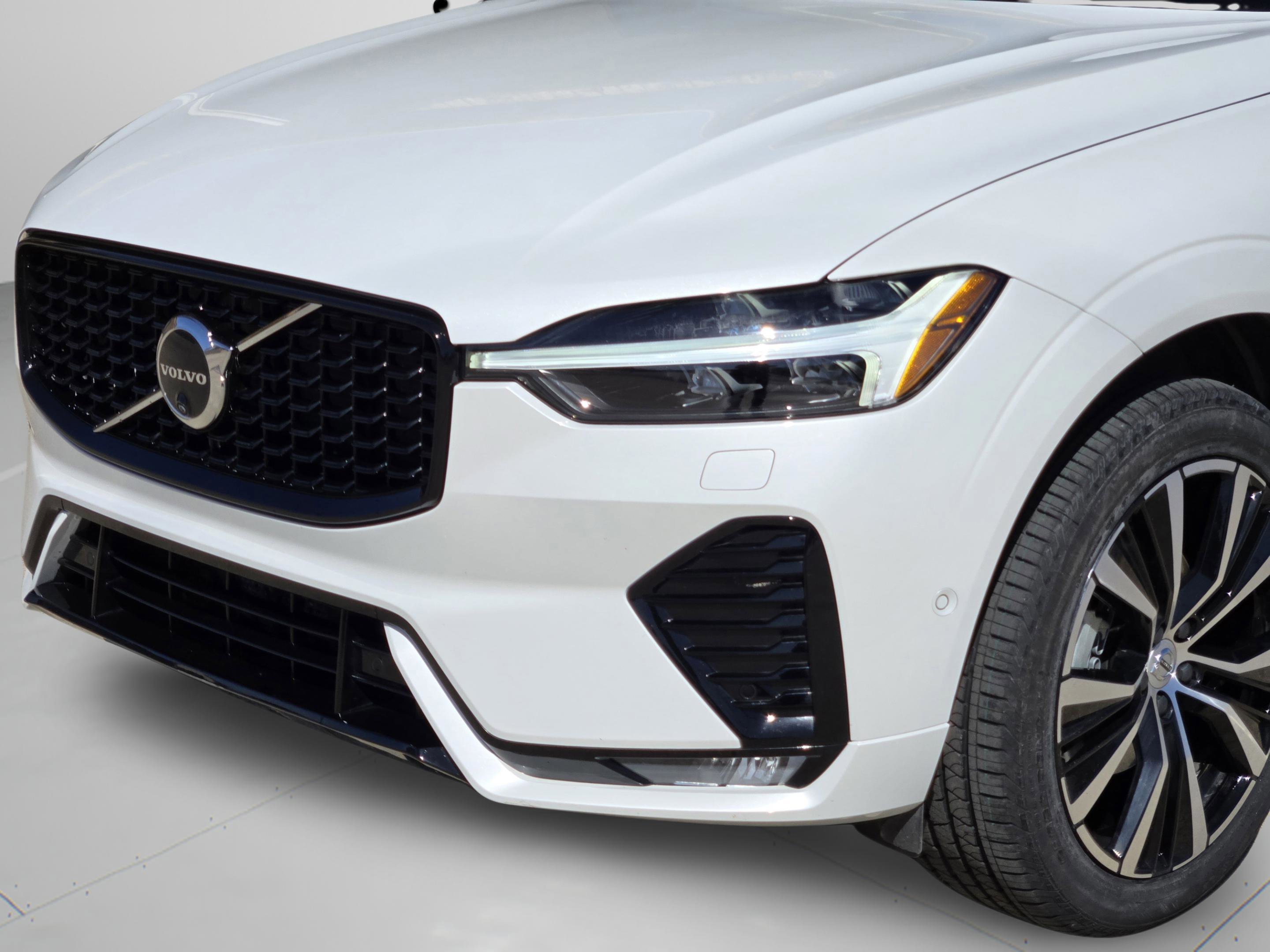 Used 2024 Volvo XC60 B5 Plus w/ Protection Package Premier image 12
