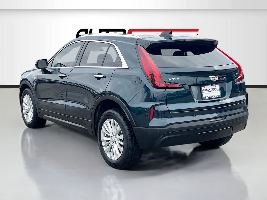 Used 2024 Cadillac XT4 Luxury w/ Cold Weather Package FWD image 5