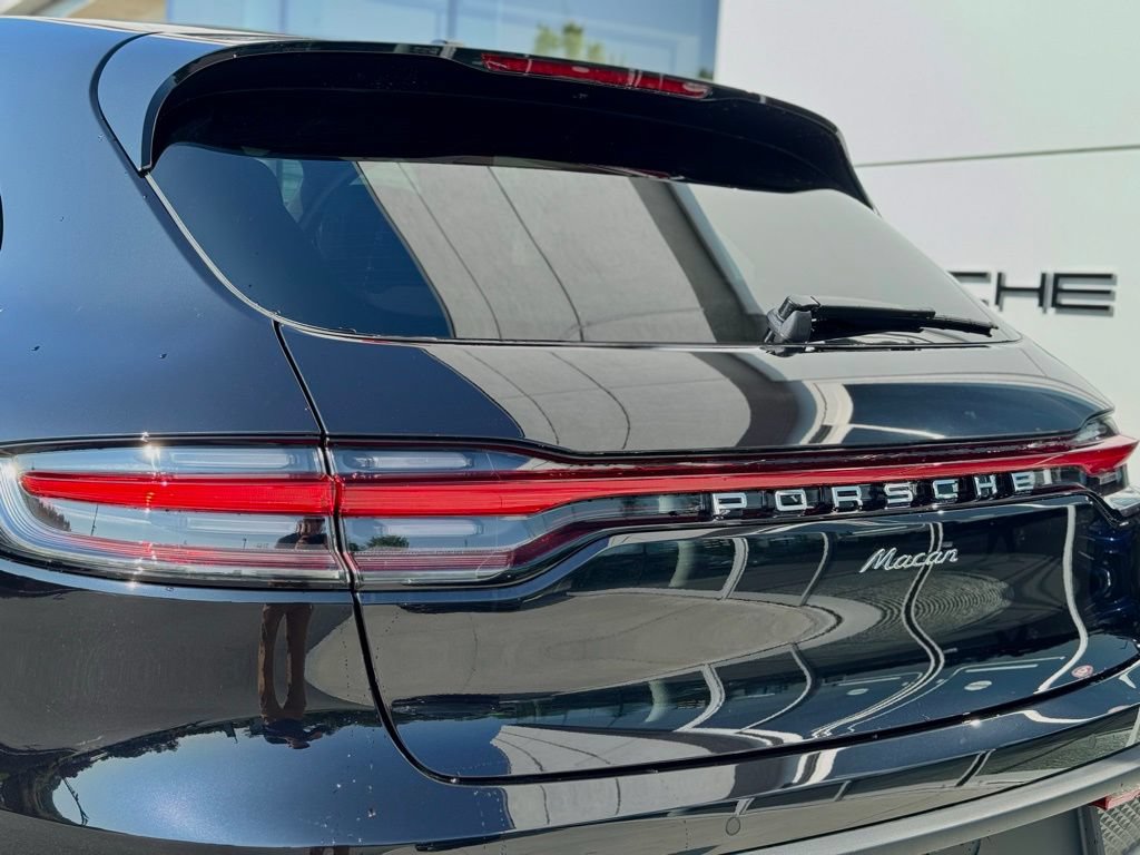 Certified 2025 Porsche Macan AWD/4WD image 11