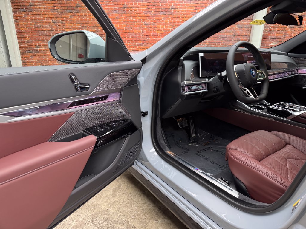 New 2026 BMW 750e xDrive AWD/4WD image 9