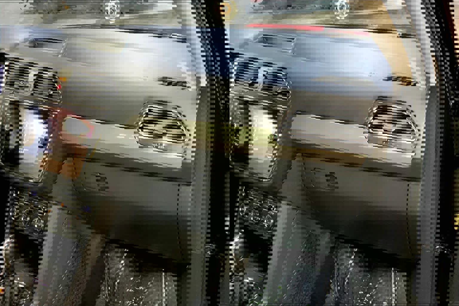 Used 2020 Volkswagen Tiguan SEL image 19