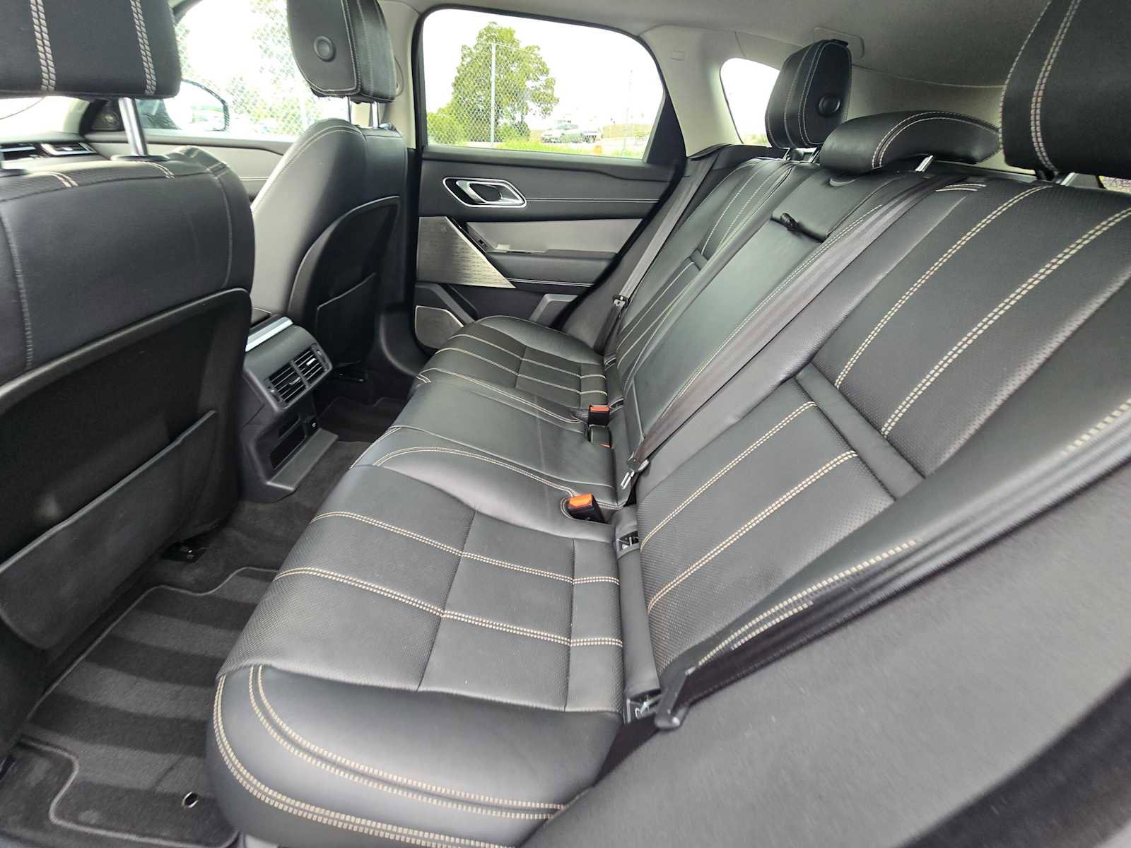 Used 2018 Land Rover Range Rover Velar R-Dynamic SE image 21