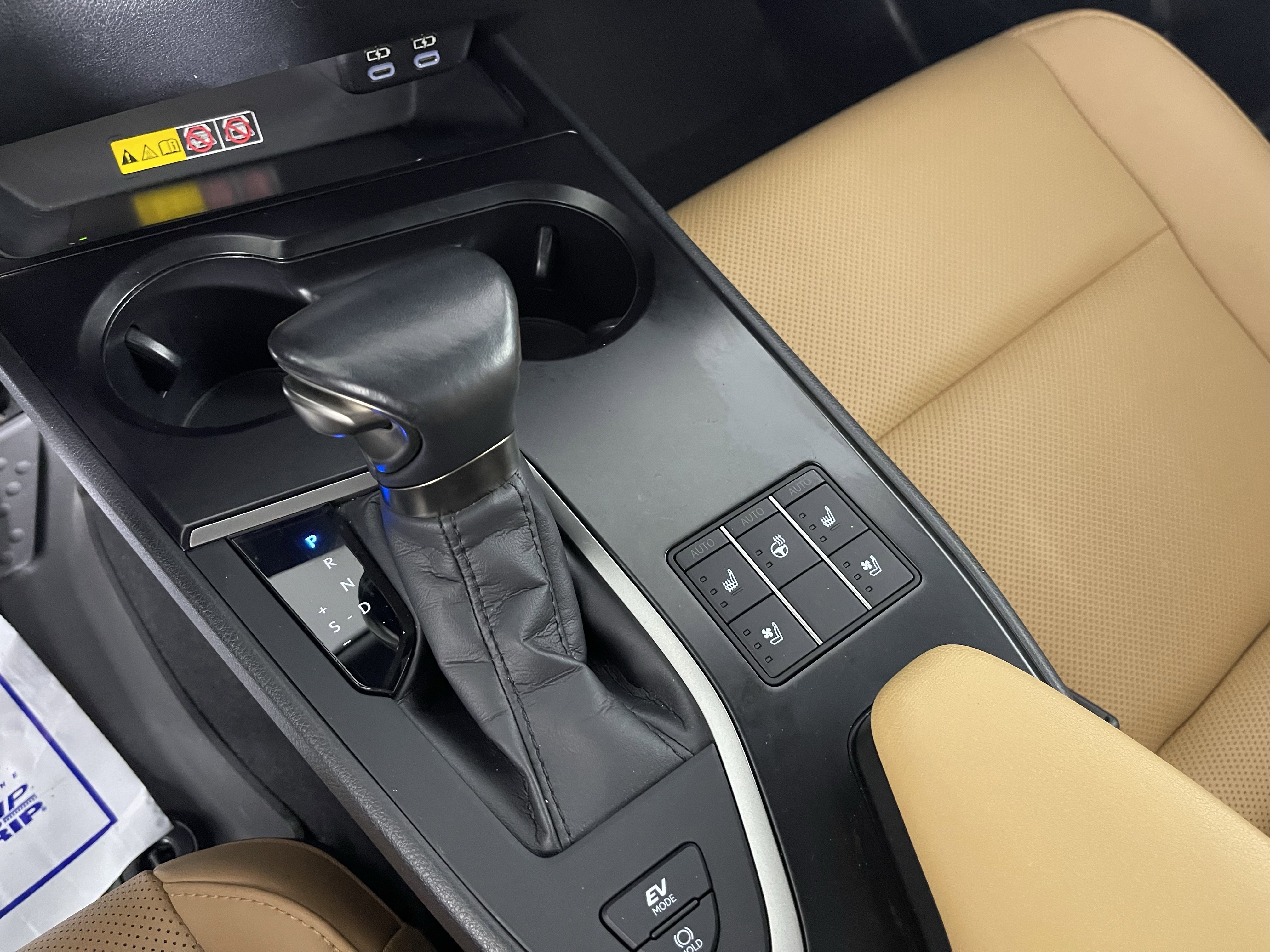 Used 2024 Lexus UX 250h AWD w/ Premium Package image 15