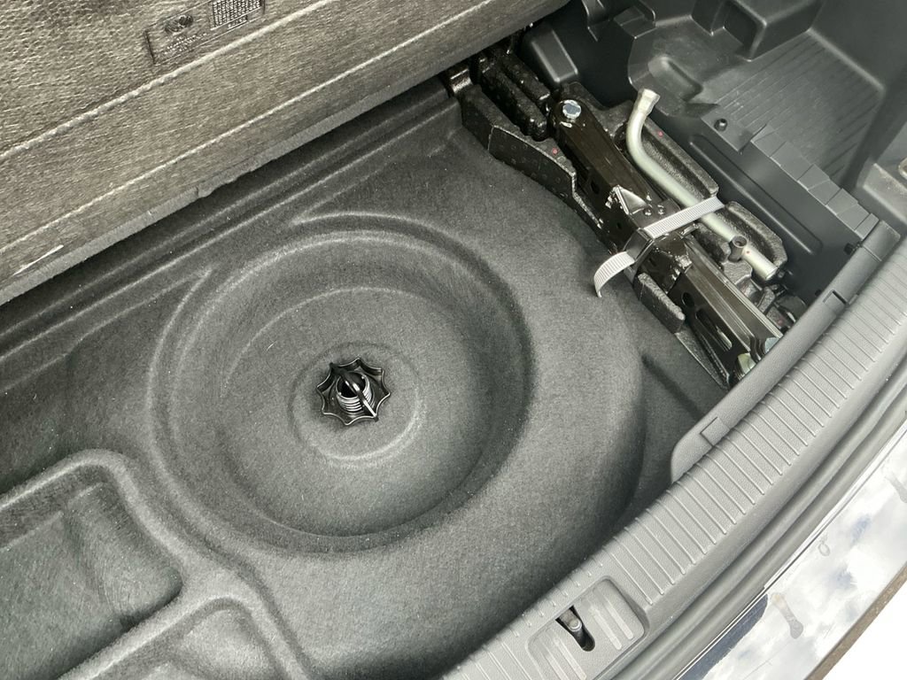 Used 2024 Volkswagen Atlas SE image 23