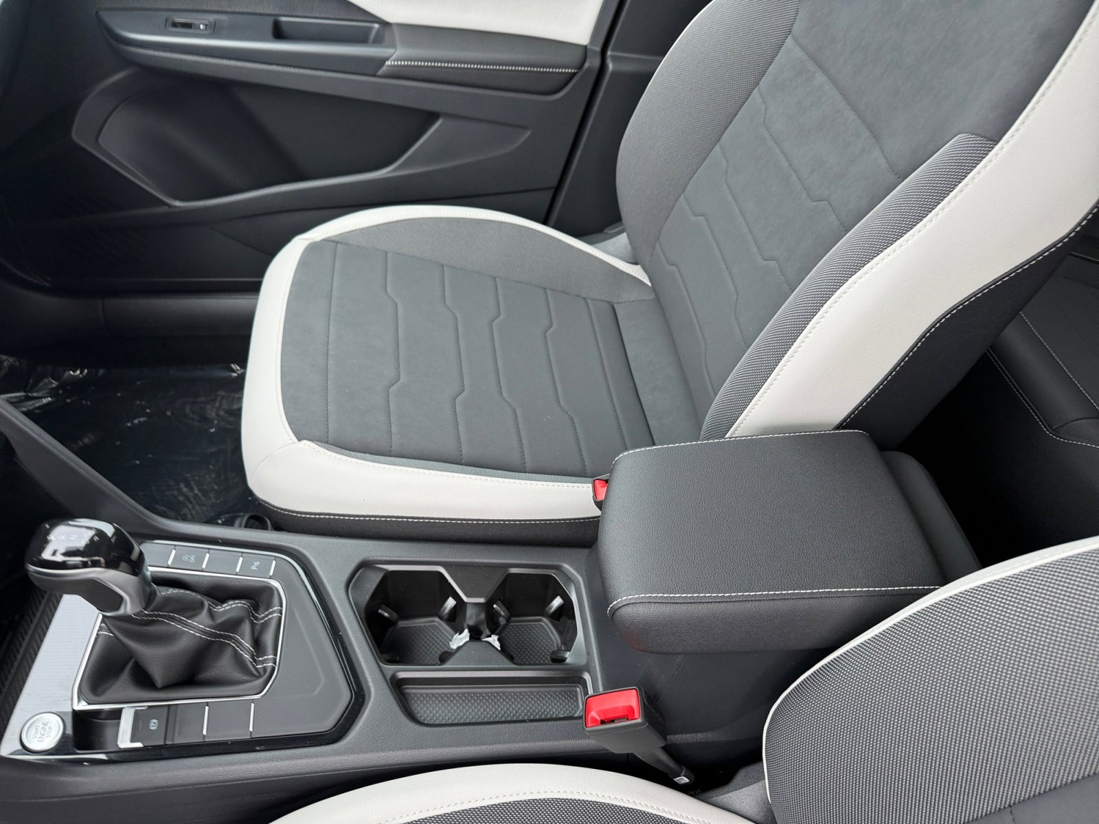 New 2026 Volkswagen Taos SE FWD image 14