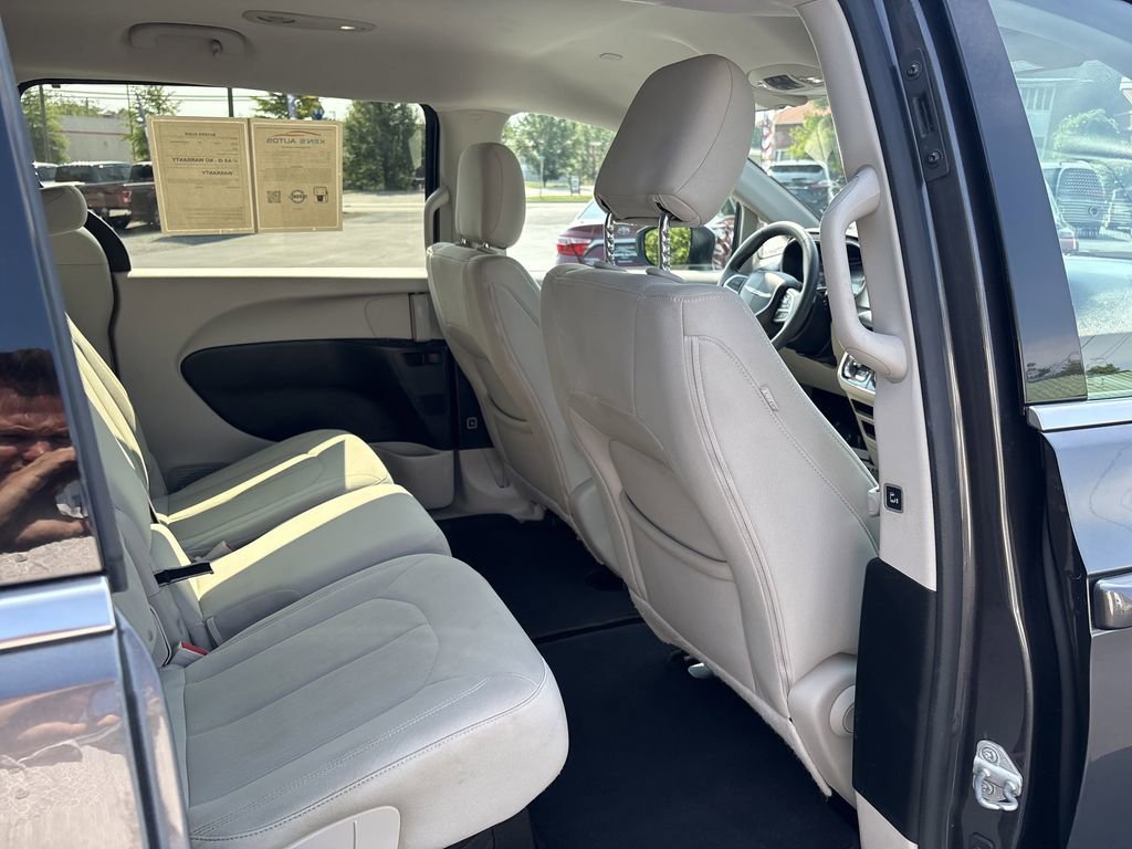 Used 2017 Chrysler Pacifica Touring image 24